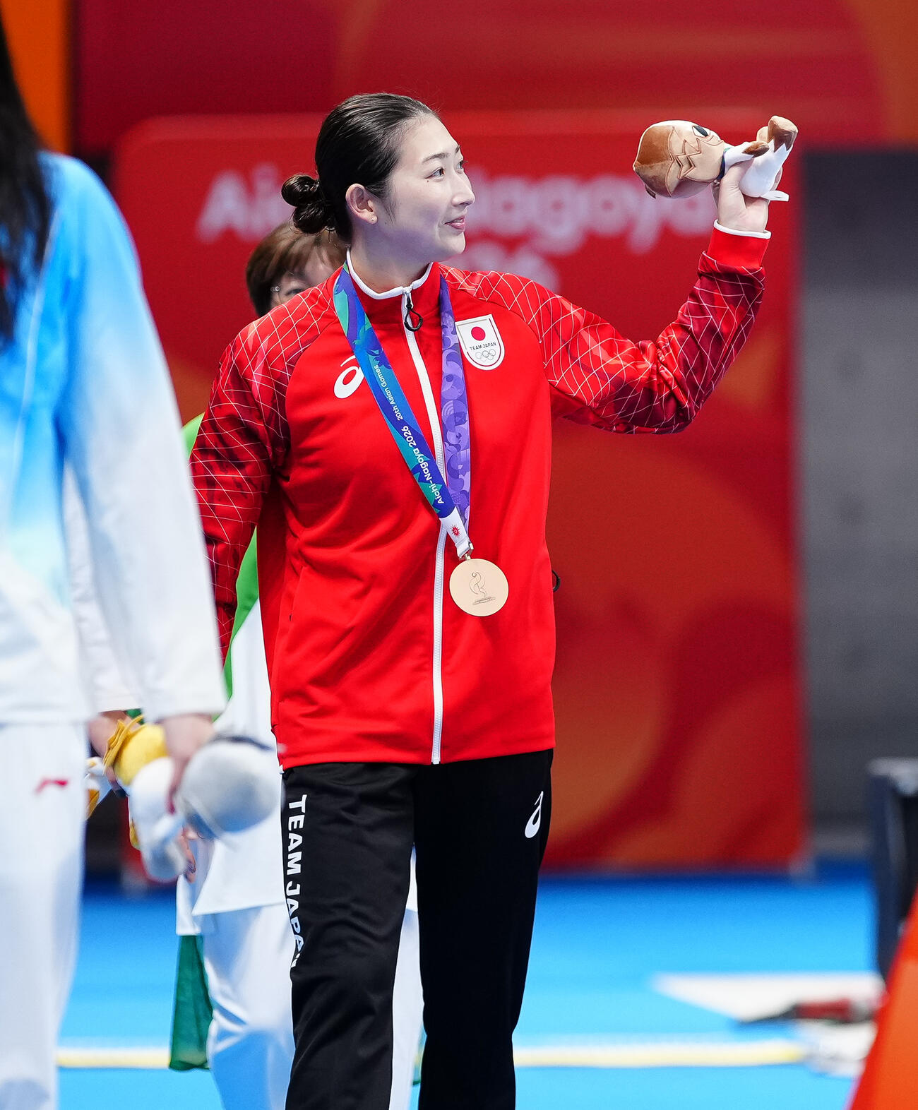 女子50メートルバタフライ決勝　銅メダルを獲得し、声援に応える池江璃花子（撮影・鈴木みどり）
