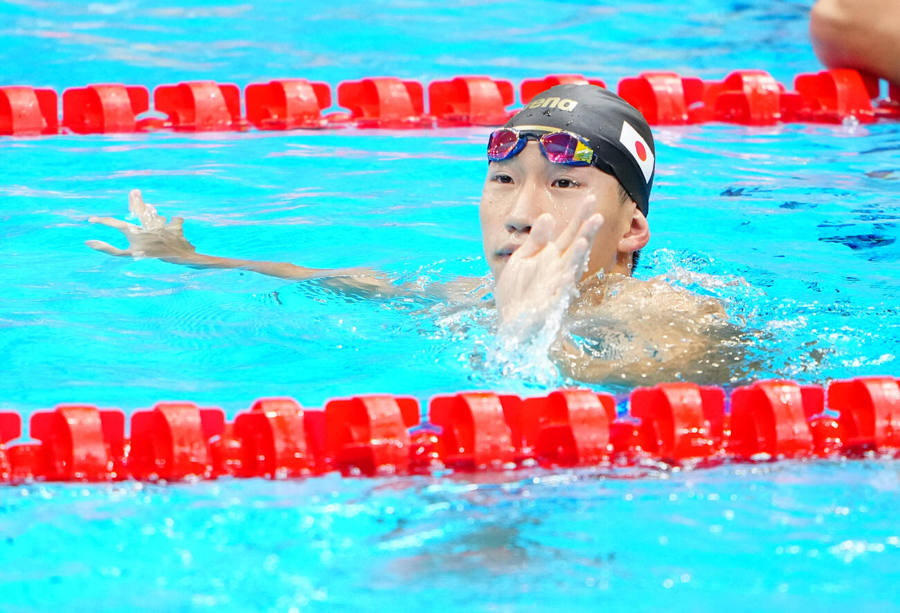 男子50メートル平泳ぎ予選　ゴール後声援に応える大橋信（撮影・鈴木みどり）