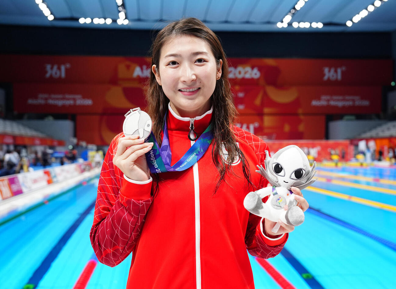 競泳の全日程を終え、笑顔で写真に納まる池江璃花子（撮影・鈴木みどり）