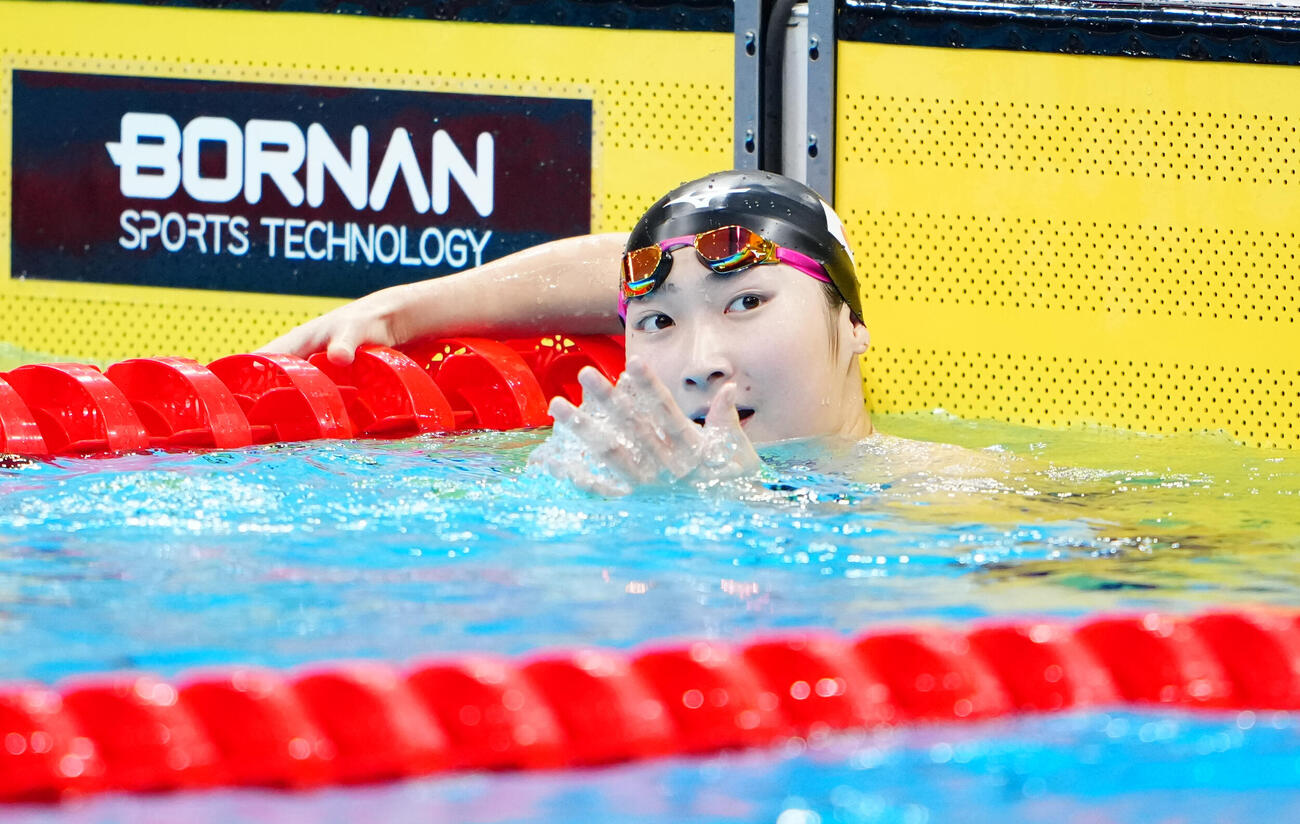 女子50メートルバタフライ決勝　銅メダルを獲得し、声援に応える池江璃花子（撮影・鈴木みどり）
