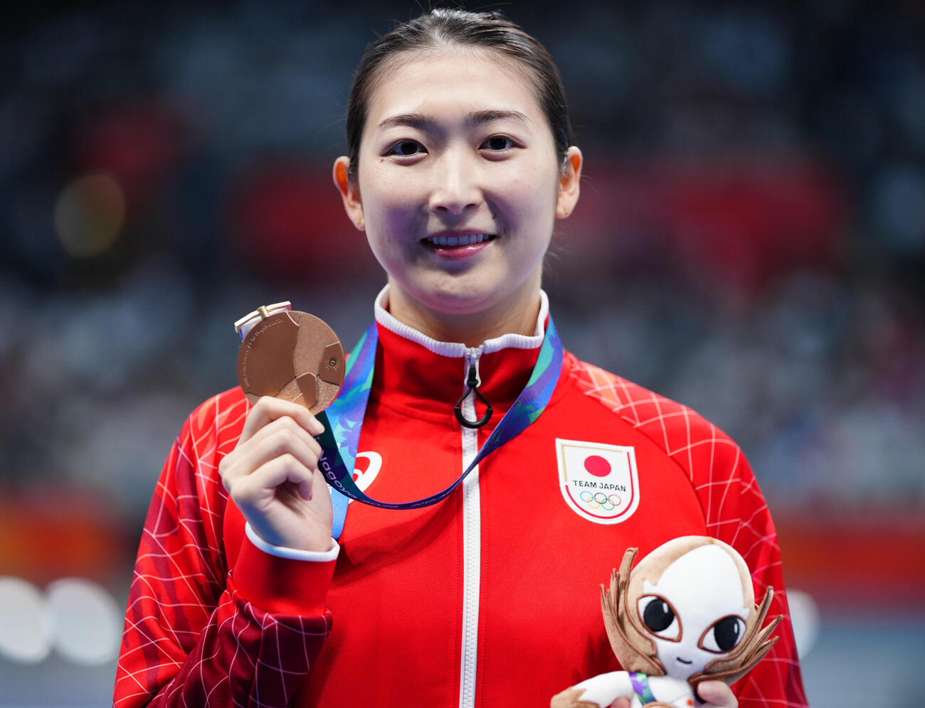 女子50メートルバタフライ決勝　銅メダルを獲得し、笑顔で記念撮影に納まる池江璃花子（撮影・鈴木みどり）