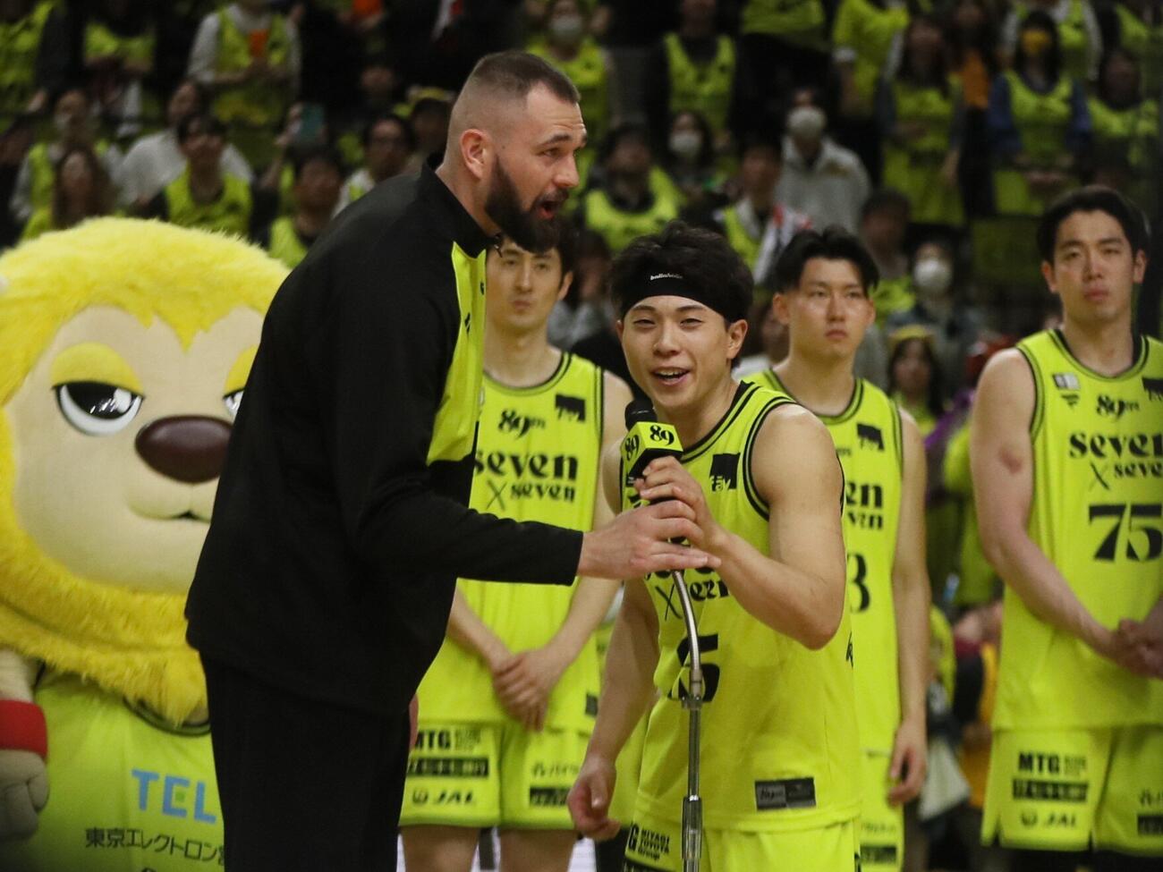 仙台渡辺翔太（手前右）とネイサン・ブース（同左）（2026年4月撮影）