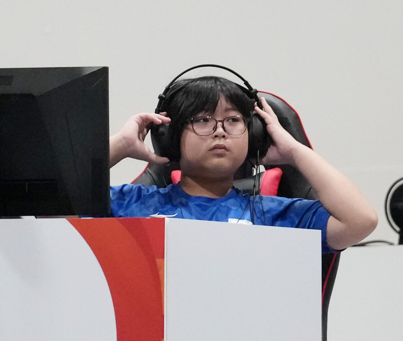eスポーツ「ぷよぷよ」準決勝　ステージに登場し準備をする栗原悠輝（撮影・森本幸一）