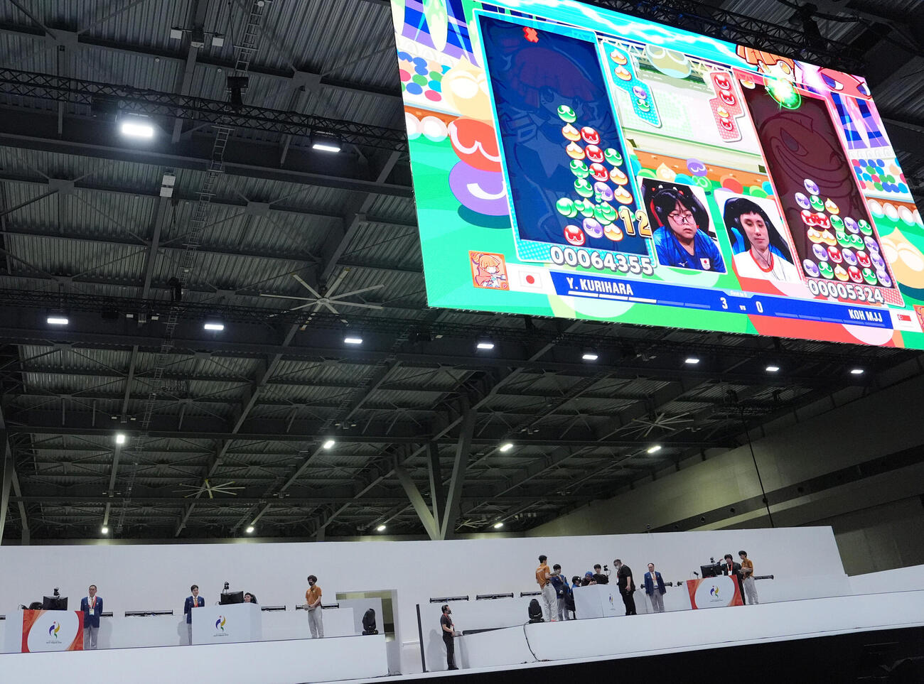 eスポーツ「ぷよぷよ」準々決勝　対戦する栗原悠輝（左）（撮影・森本幸一）