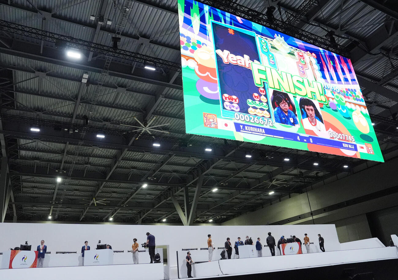 eスポーツ「ぷよぷよ」準々決勝　圧勝した栗原悠輝（左）（撮影・森本幸一）