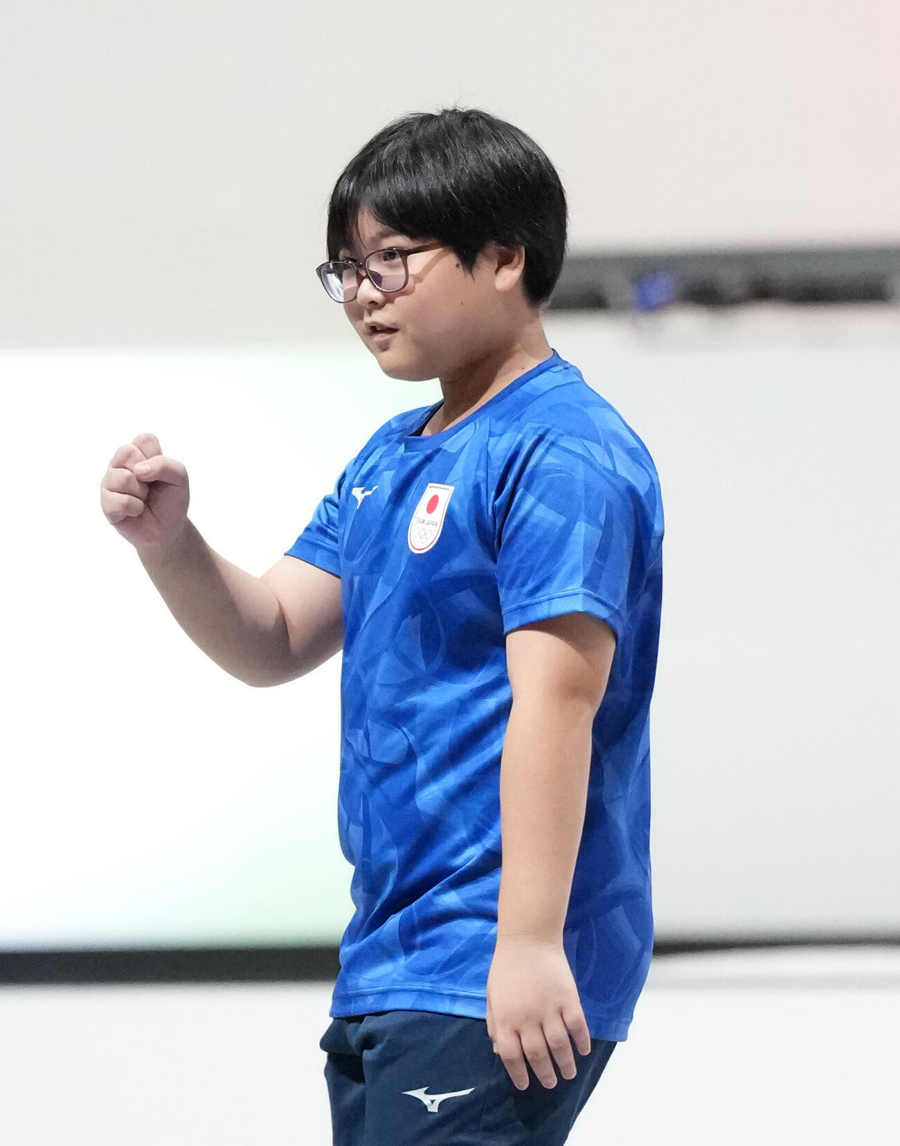 eスポーツ「ぷよぷよ」準決勝　ステージに登場しガッツポーズをする栗原悠輝（撮影・森本幸一）