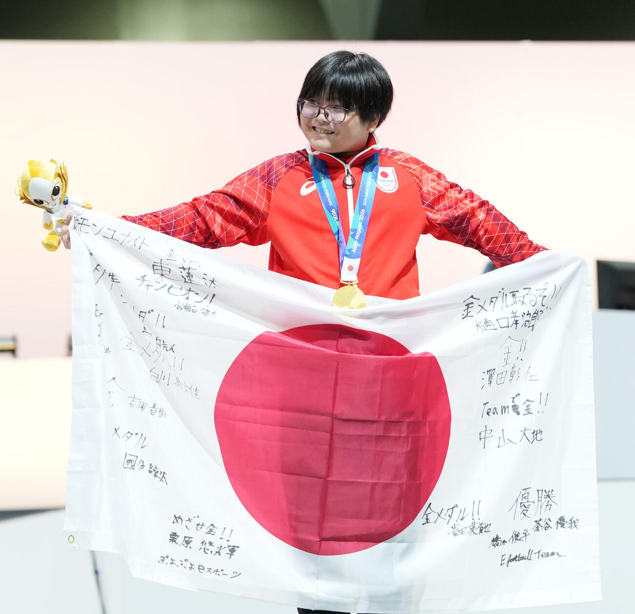 eスポーツ「ぷよぷよ」決勝　優勝し金メダルを獲得し笑顔を見せる栗原悠輝（撮影・森本幸一）