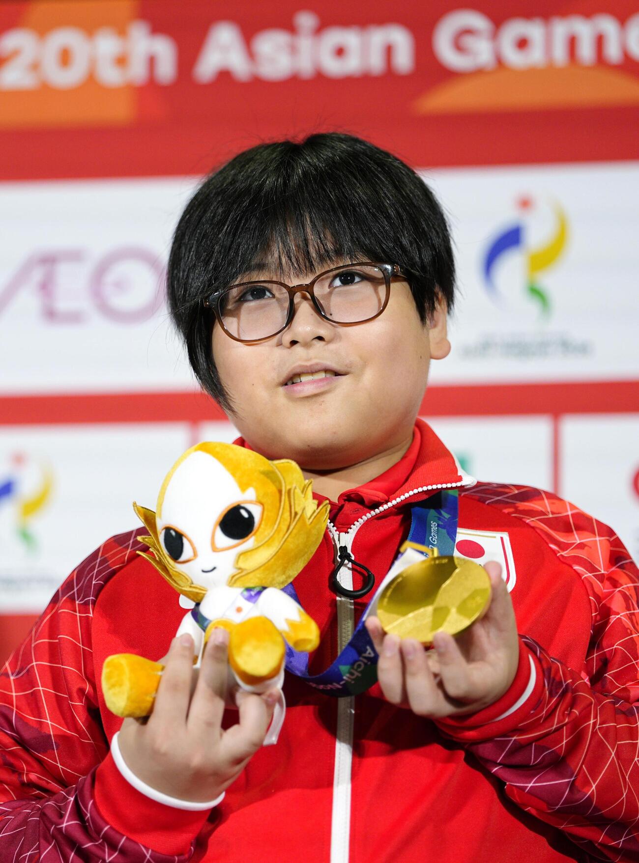 愛知・名古屋アジア大会のeスポーツ・パズルゲーム「ぷよぷよ」で金メダルを獲得した栗原悠輝＝愛知県国際展示場（共同）