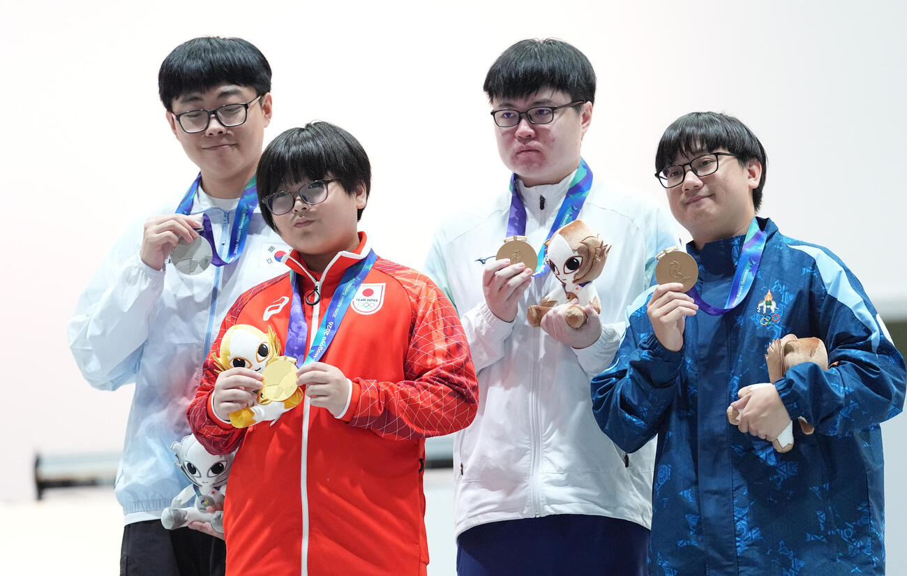 eスポーツ「ぷよぷよ」決勝　優勝し金メダルを獲得した栗原悠輝（前列左）らメダリストたち（撮影・森本幸一）