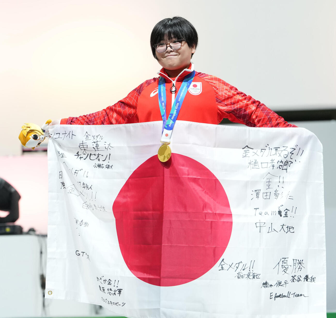 eスポーツ「ぷよぷよ」決勝　優勝し金メダルを獲得し笑顔を見せる栗原悠輝（撮影・森本幸一）
