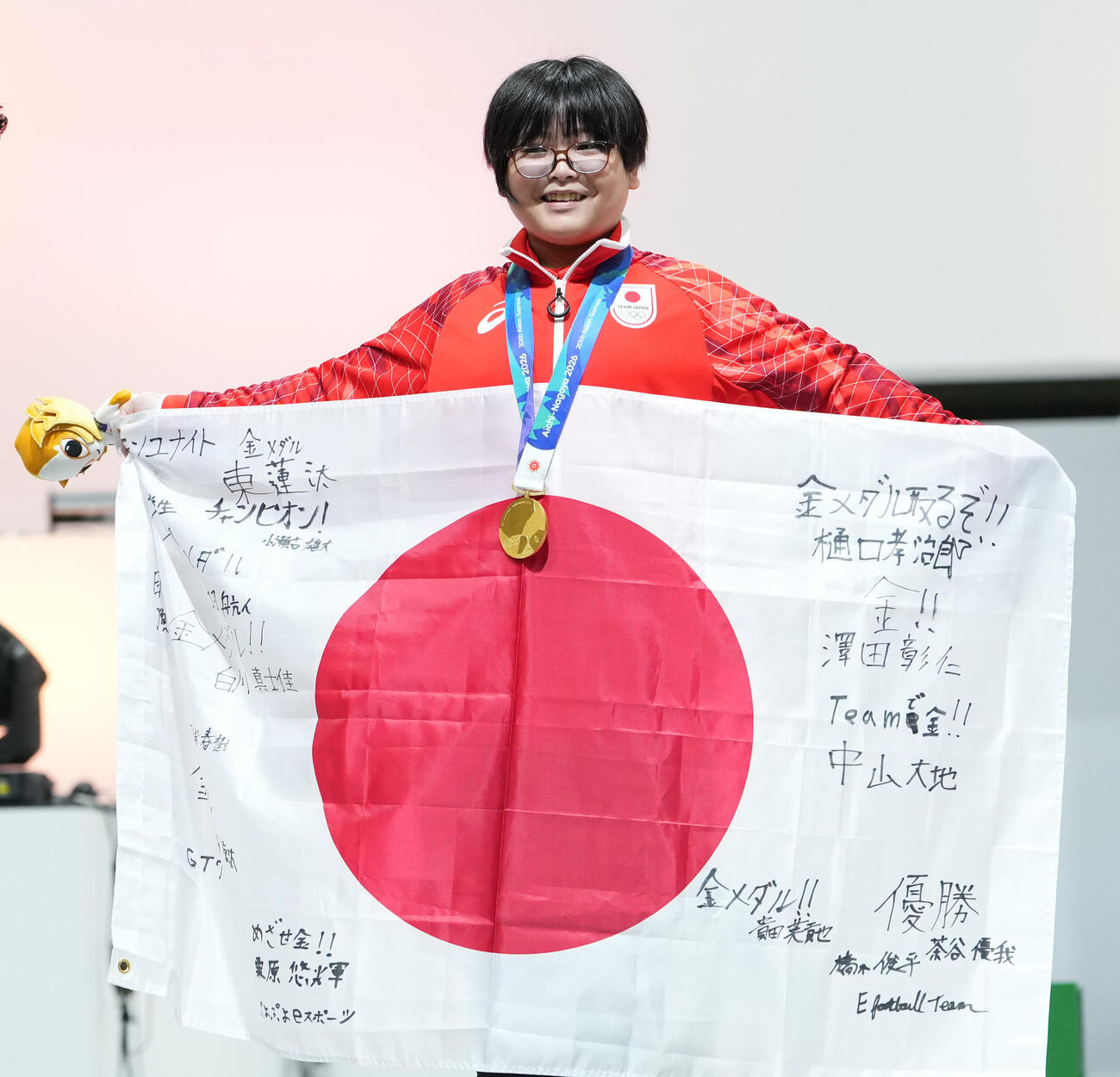 eスポーツ「ぷよぷよ」決勝　優勝し金メダルを獲得し笑顔を見せる栗原悠輝（撮影・森本幸一）
