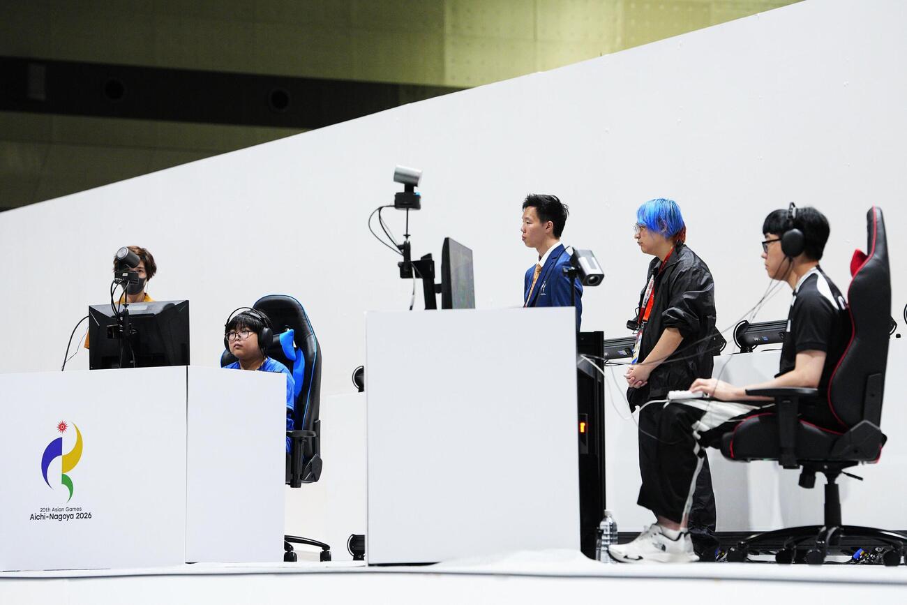 「ぷよぷよ」決勝で韓国選手（右端）と対戦する栗原悠輝（左端）＝愛知県国際展示場