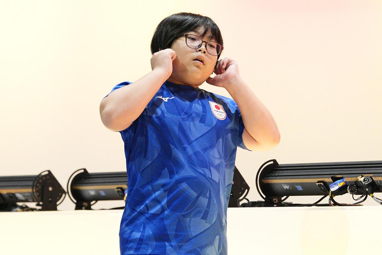 「ぷよぷよ」で優勝し、引き揚げる栗原悠輝＝愛知県国際展示場
