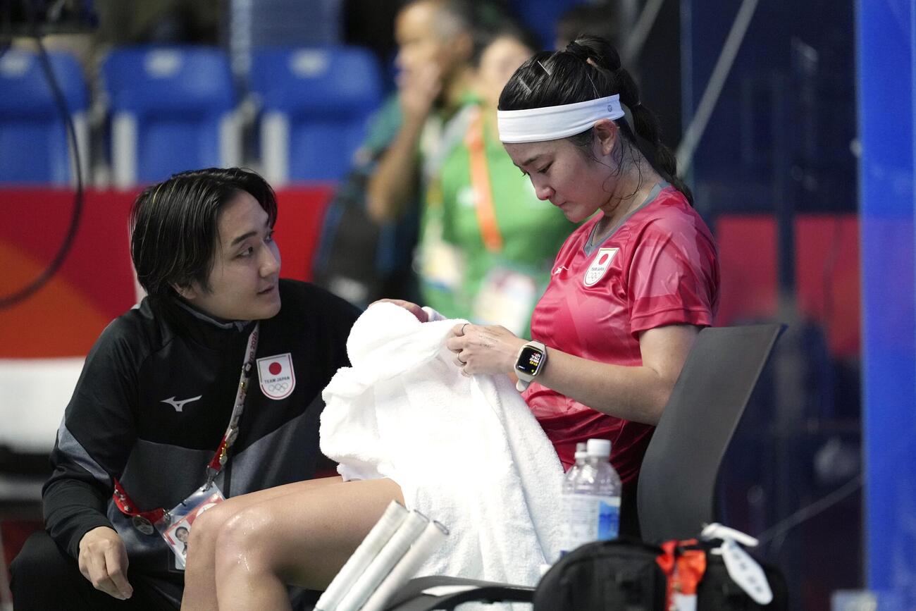 女子シングルス準決勝でインド選手に敗れ、肩を落とす渡辺聡美（右）＝名古屋金城ふ頭アリーナ（共同）