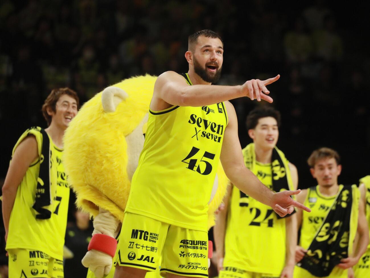 仙台対秋田　勝利をあげファンサービスをする仙台ネイサン・ブース（撮影・高橋香奈）