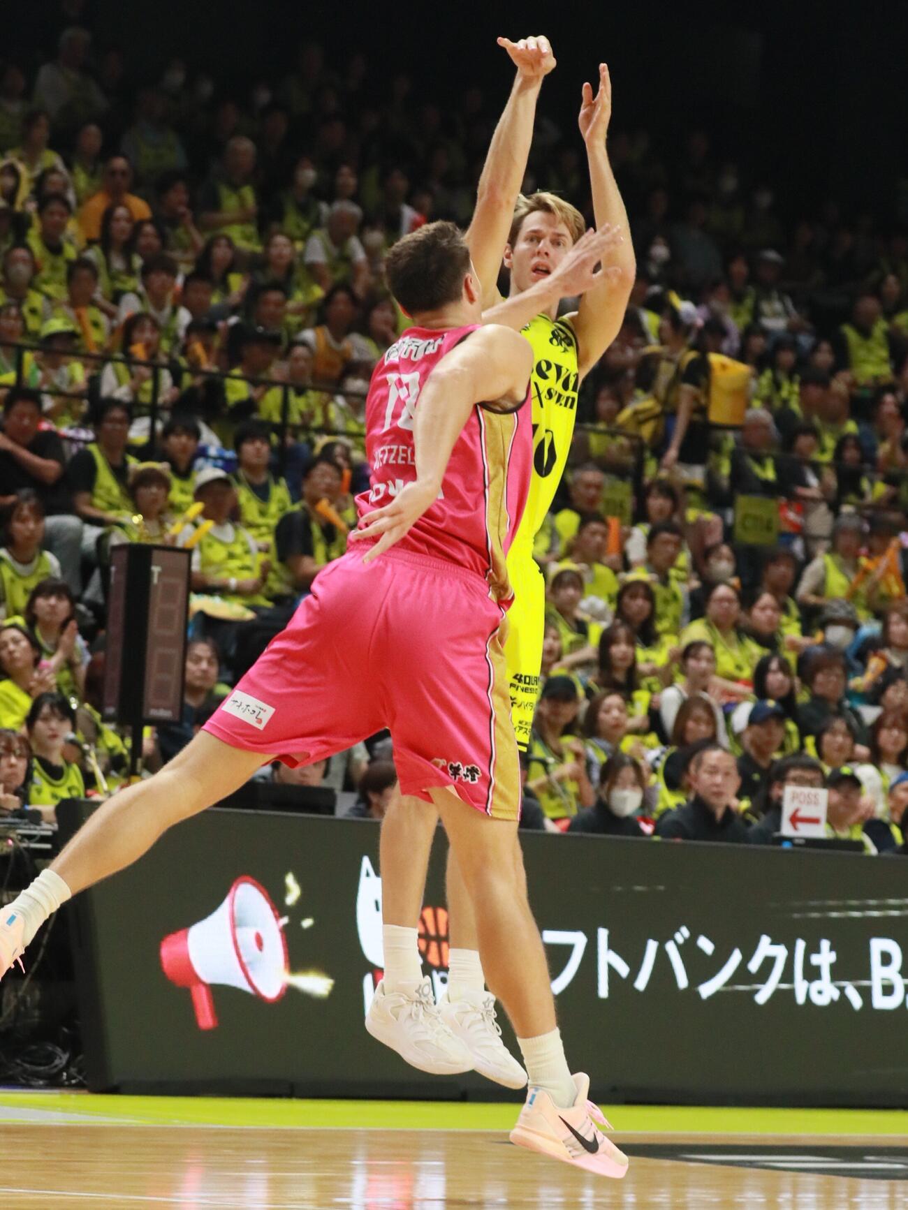仙台対秋田　3点シュートを狙う仙台ジェイク・レイマン（撮影・高橋香奈）