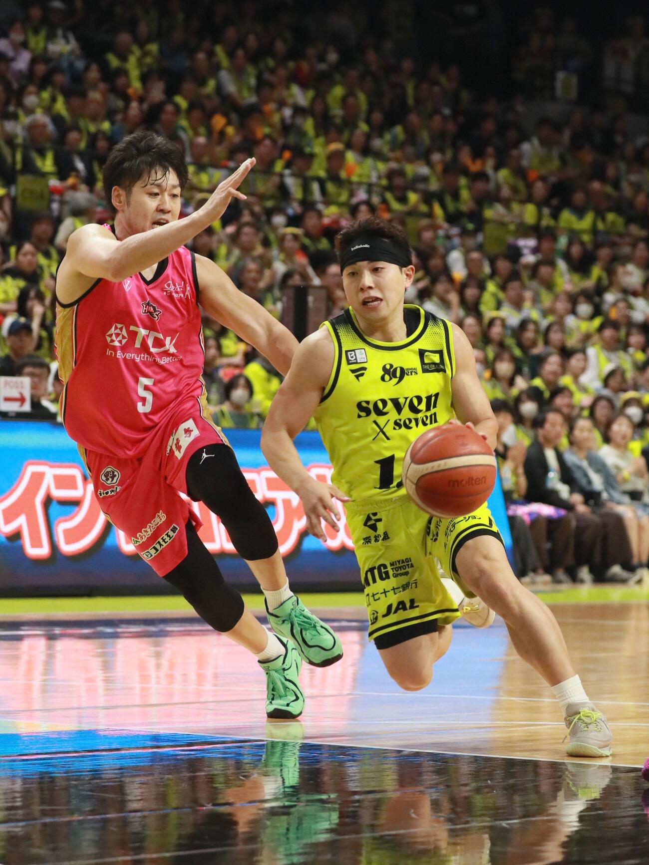 仙台対秋田　競り合う仙台・渡辺翔太（右）と秋田・田口成浩（撮影・高橋香奈）