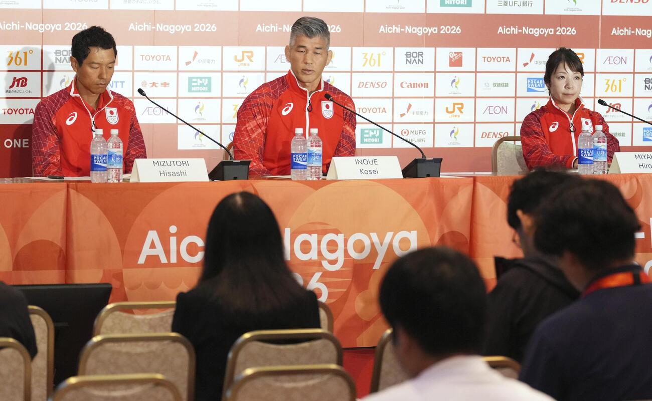記者会見する日本選手団の井上康生団長（中央）＝26日午前、名古屋市（共同）