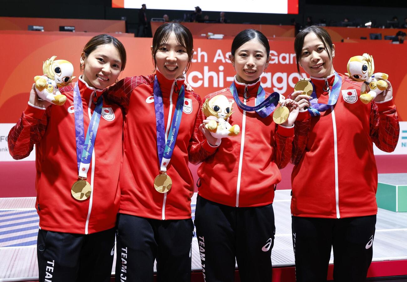 女子フルーレ団体で金メダルを獲得した（左から）東晟良、上野優佳、辻すみれ、菊池小巻＝愛知県国際展示場（共同）