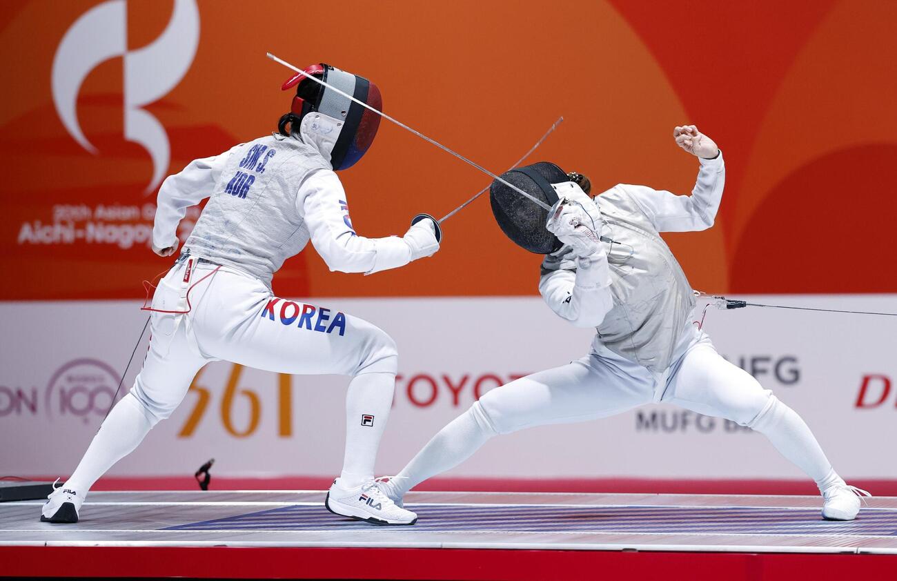 女子フルーレ団体決勝　韓国選手（左）と対戦する東晟良＝愛知県国際展示場（共同）