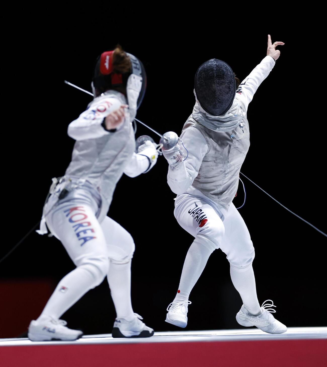 女子フルーレ団体決勝　韓国選手（左）と対戦する東晟良＝愛知県国際展示場（共同）