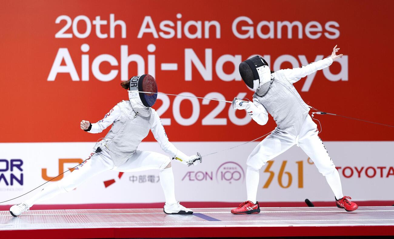 女子フルーレ団体決勝　韓国選手（左）と対戦する上野優佳＝愛知県国際展示場（共同）