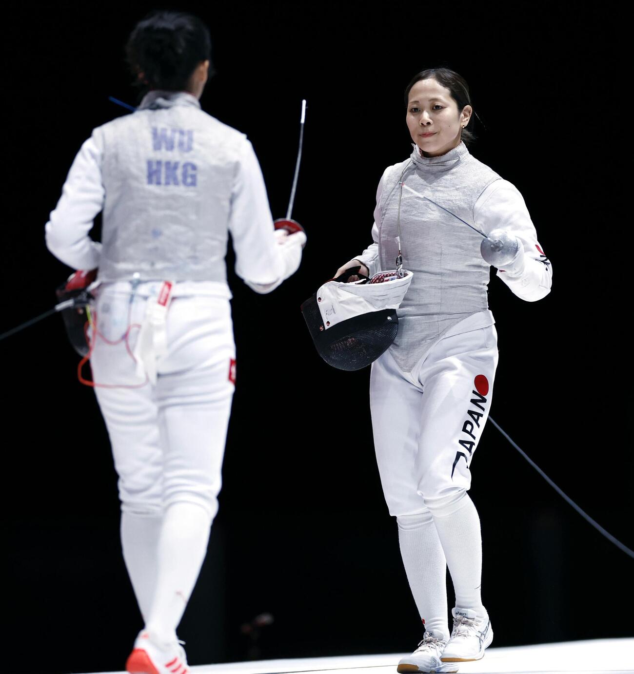 女子フルーレ団体準決勝に出場した菊池小巻（右）＝愛知県国際展示場（共同）