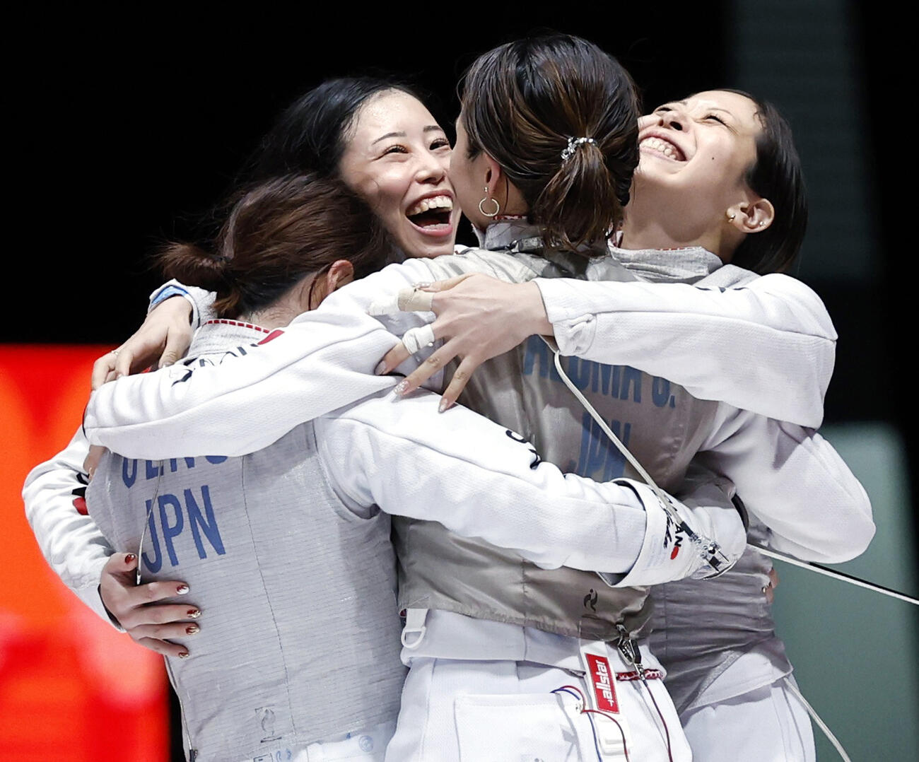 女子フルーレ団体で優勝し、喜ぶ日本＝愛知県国際展示場（共同）