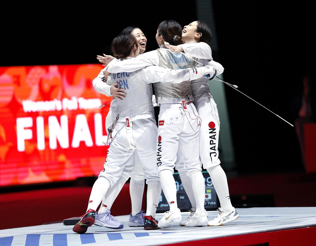 女子フルーレ団体で優勝し、喜ぶ日本＝愛知県国際展示場（共同）