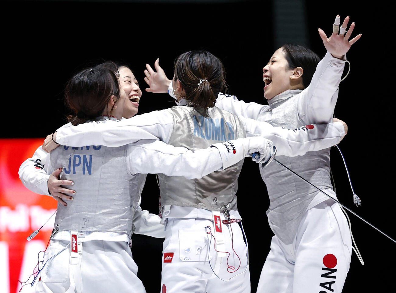 女子フルーレ団体で優勝し、喜ぶ日本＝愛知県国際展示場（共同）