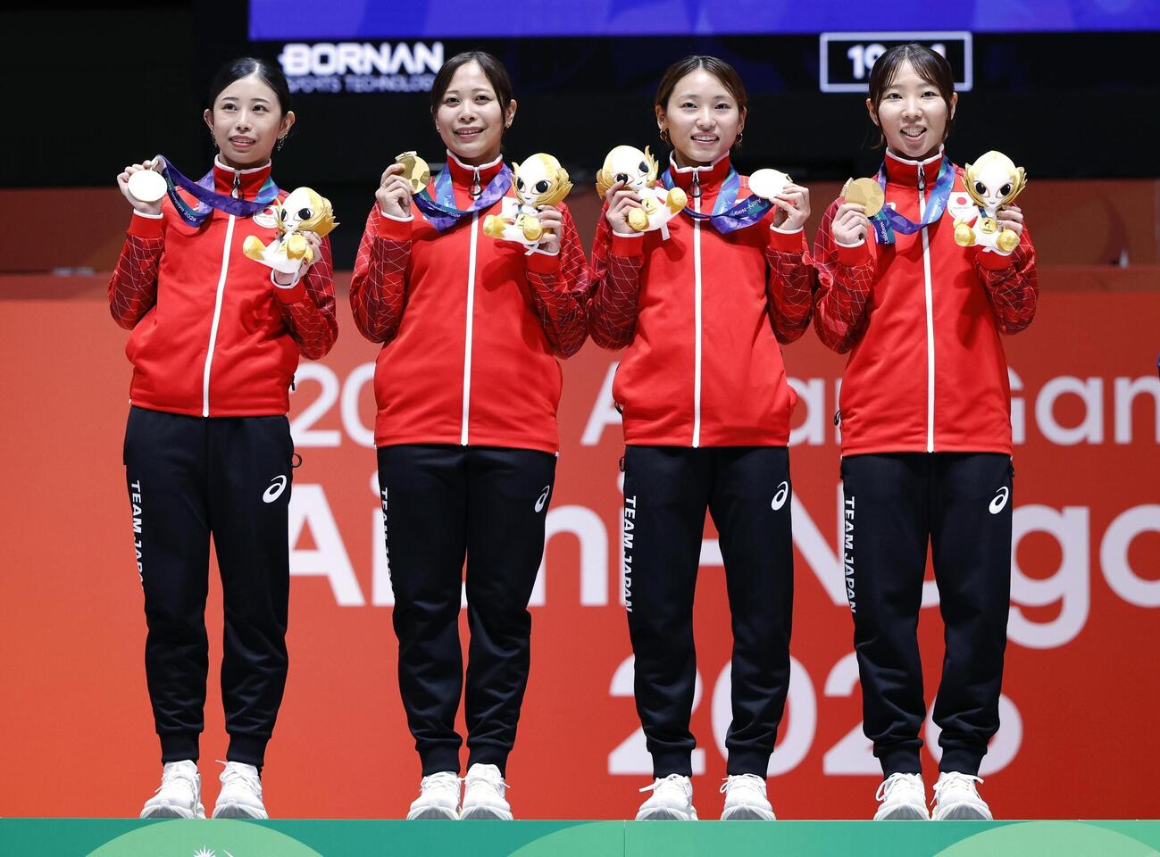 女子フルーレ団体で金メダルを獲得した日本。左から辻すみれ、菊池小巻、東晟良、上野優佳＝愛知県国際展示場（共同）