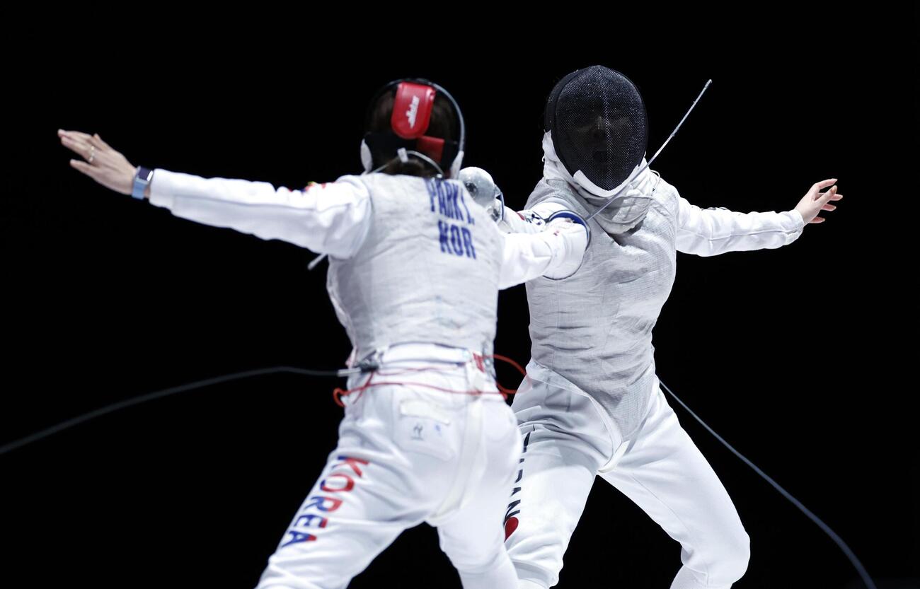 女子フルーレ団体決勝　韓国選手（左）と対戦する上野優佳＝愛知県国際展示場（共同）