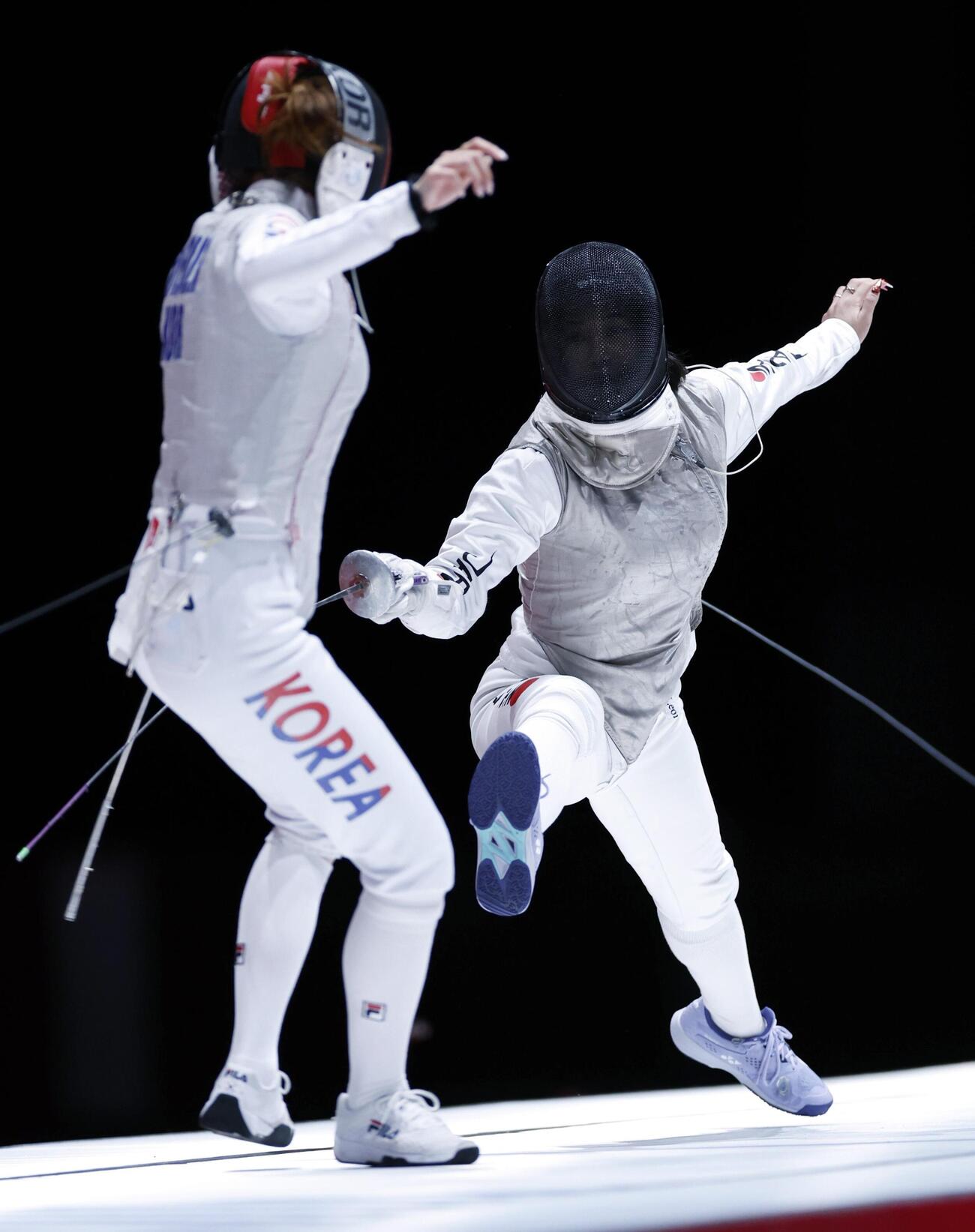 女子フルーレ団体決勝　韓国選手（左）と対戦する辻すみれ＝愛知県国際展示場（共同）