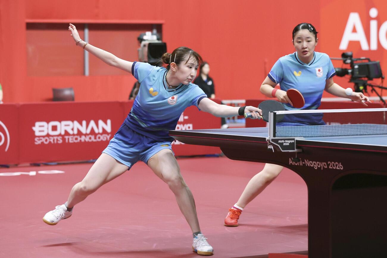 女子ダブルス準々決勝　中国ペアと対戦する張本美和（右）、早田ひな組＝豊田市総合体育館（共同）