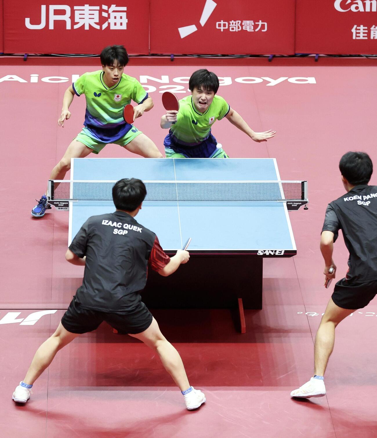男子ダブルス準々決勝　シンガポールペアと対戦する張本智和（右）、篠塚大登組＝豊田市総合体育館（共同）