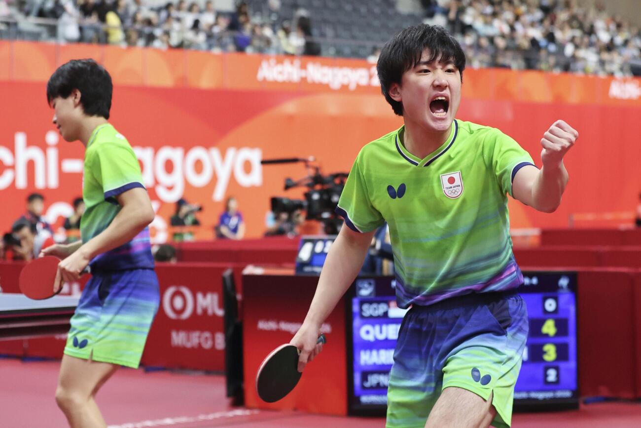 男子ダブルス準々決勝　シンガポールペアからポイントを奪いガッツポーズする張本智和（右）、篠塚大登組＝豊田市総合体育館（共同）