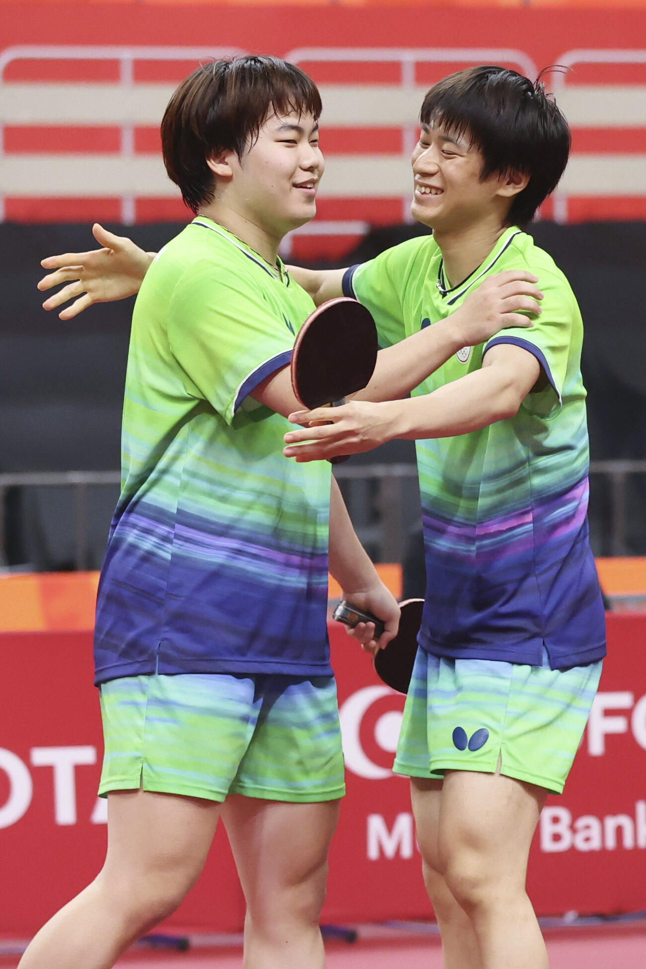男子ダブルス準々決勝　韓国ペアに勝利した松島輝空（左）、戸上隼輔組＝豊田市総合体育館（共同）