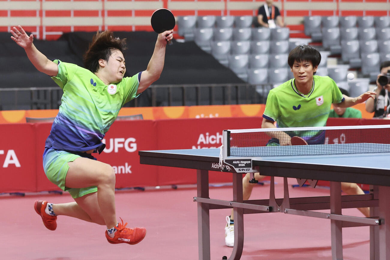 男子ダブルス準々決勝　韓国ペアと対戦する松島輝空（左）、戸上隼輔組＝豊田市総合体育館（共同）
