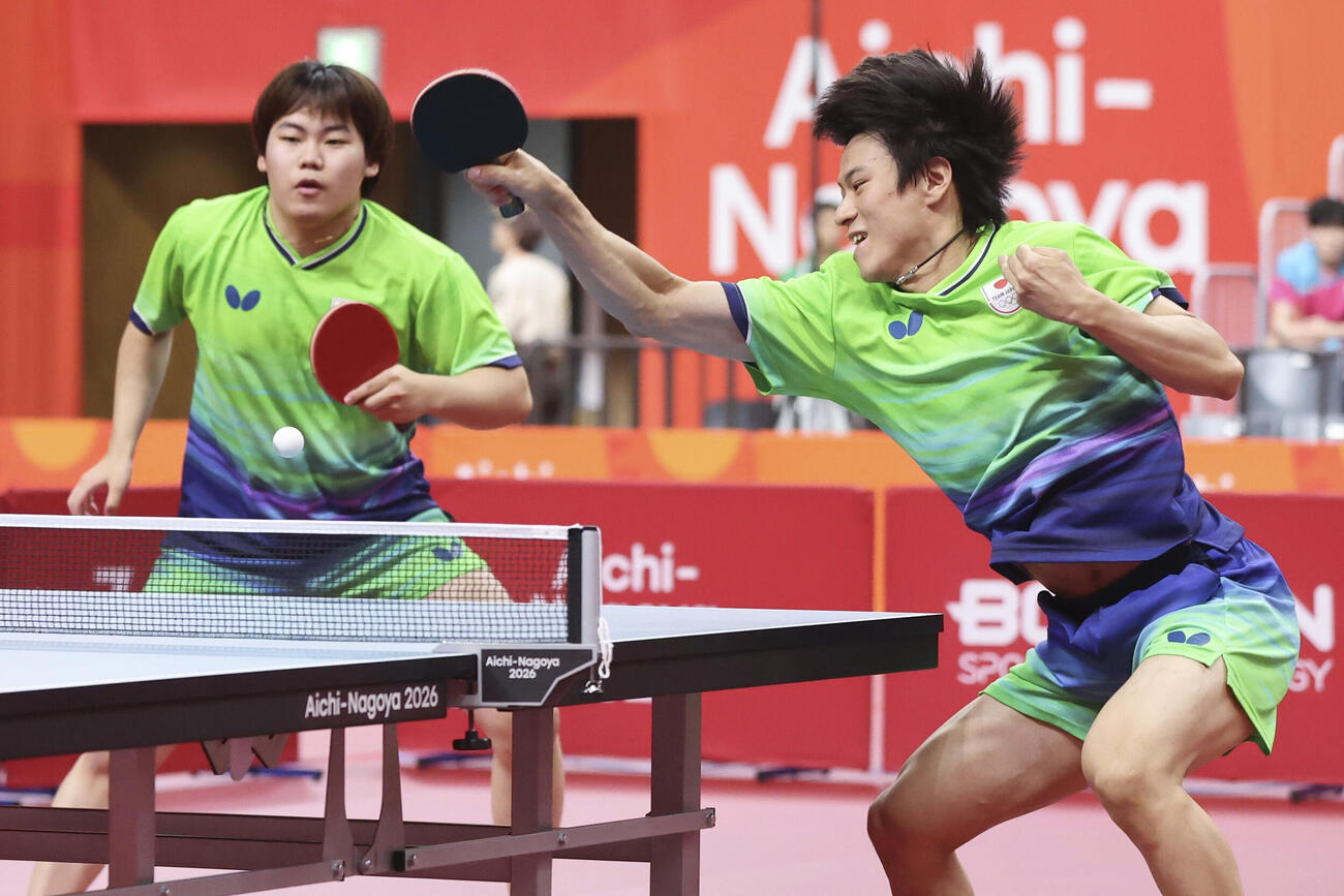 男子ダブルス準々決勝　韓国ペアと対戦する松島輝空（左）、戸上隼輔組＝豊田市総合体育館（共同）