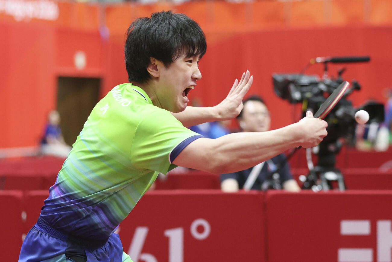 男子シングルス準々決勝　イラン選手と対戦する張本智和＝豊田市総合体育館（共同）
