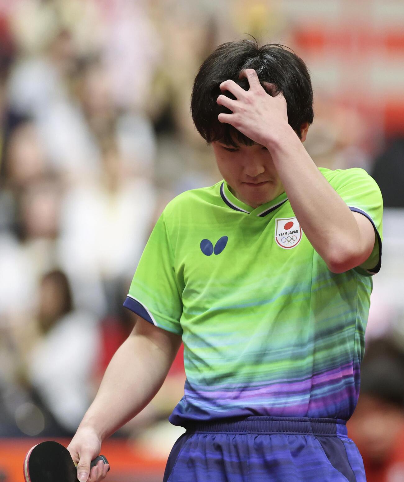男子シングルス準々決勝　イラン選手にポイントを奪われさえない表情の張本智和＝豊田市総合体育館（共同）