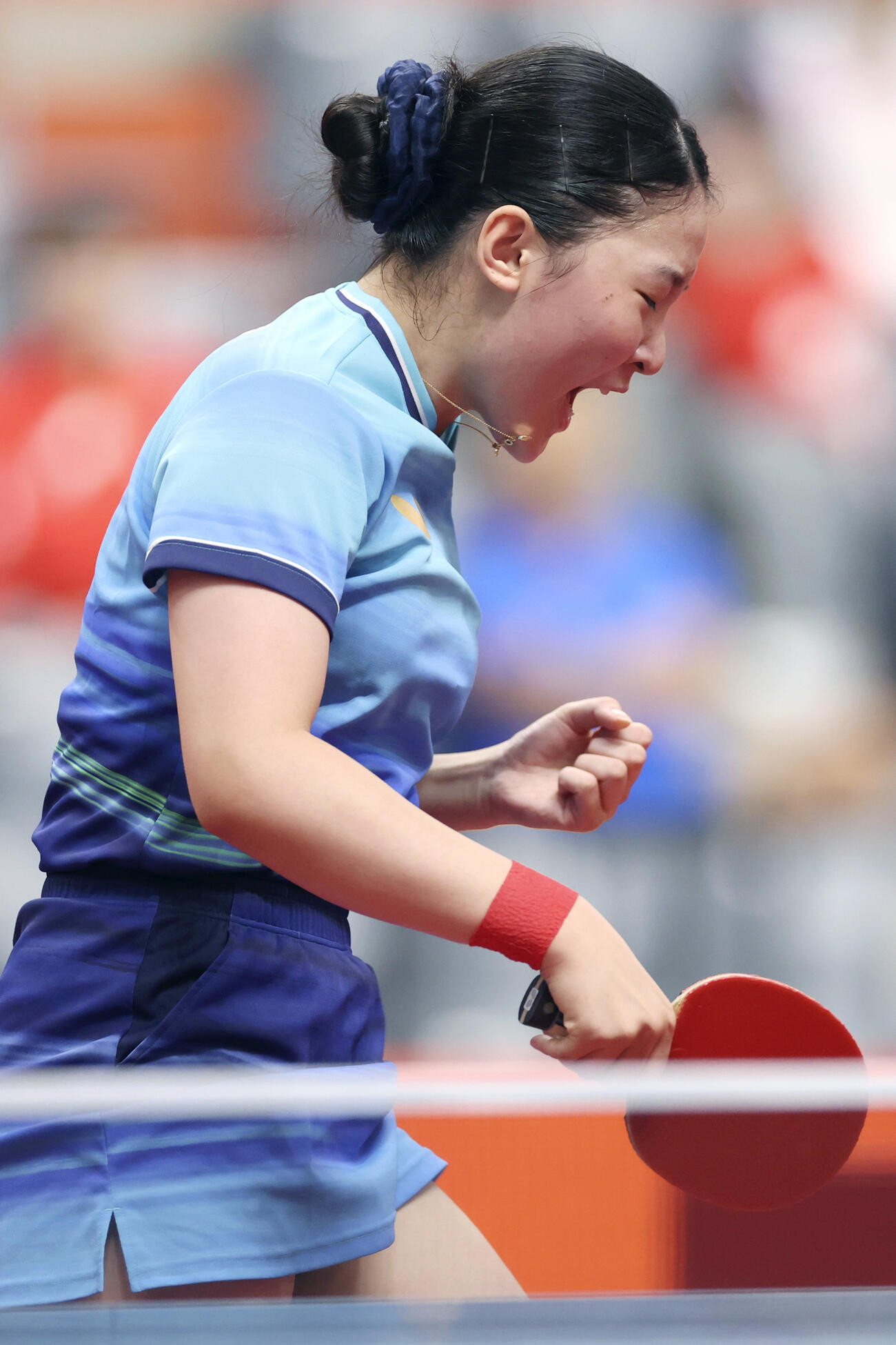 女子シングルス準々決勝　北朝鮮選手からポイントを奪いガッツポーズする張本美和＝豊田市総合体育館（共同）