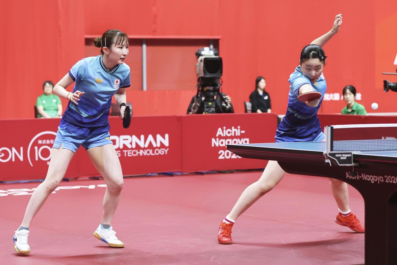 女子ダブルス準々決勝　中国ペアと対戦する張本美和（右）、早田ひな組＝豊田市総合体育館（共同）