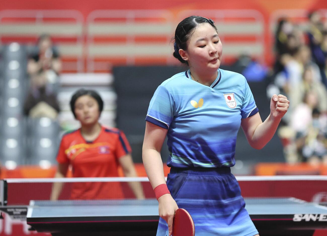 女子シングルス準々決勝　北朝鮮選手に勝利した張本美和＝豊田市総合体育館（共同）