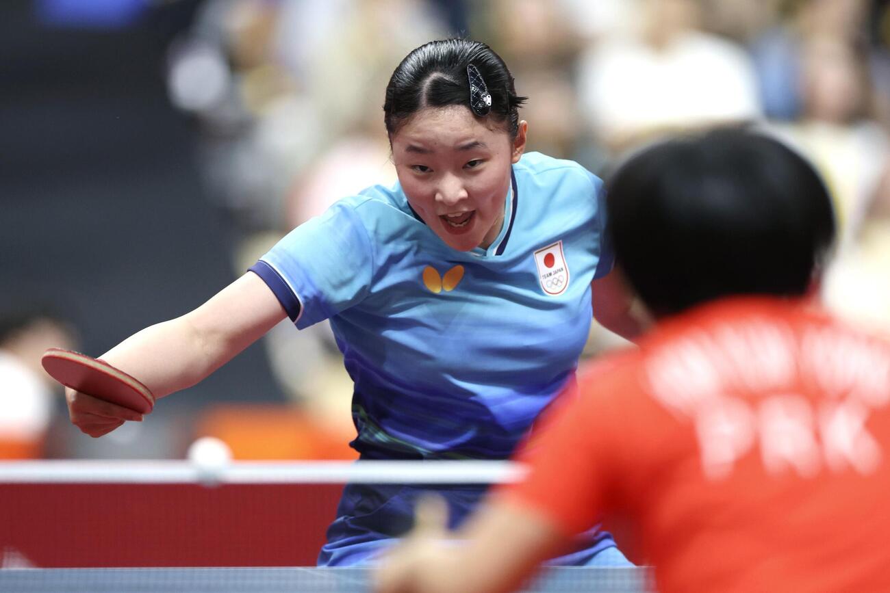 女子シングルス準々決勝　北朝鮮選手と対戦する張本美和＝豊田市総合体育館（共同）