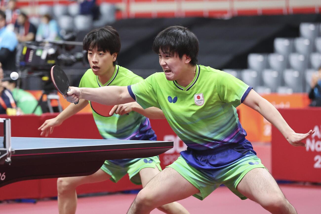 男子ダブルス準々決勝　シンガポールペアと対戦する張本智和（右）、篠塚大登組＝豊田市総合体育館（共同）