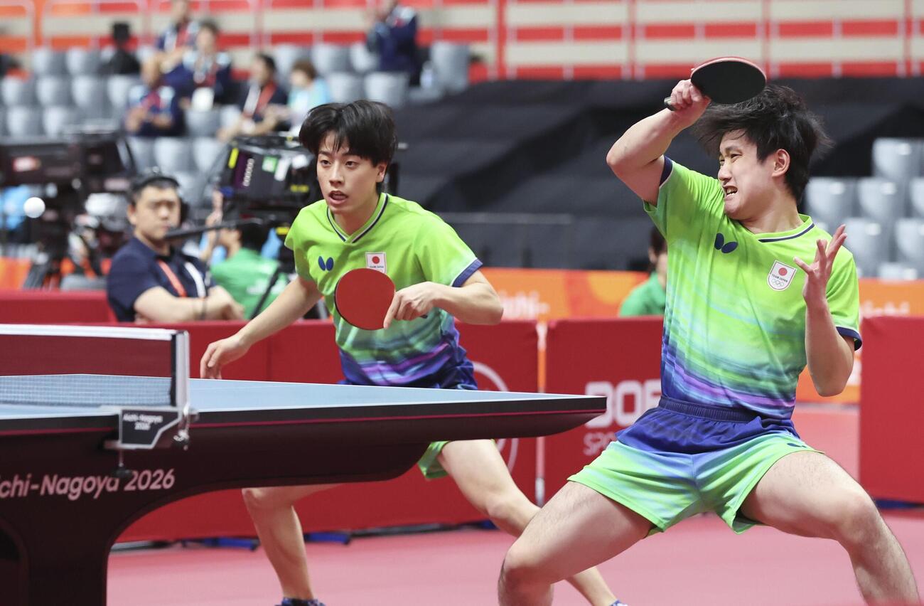 男子ダブルス準々決勝　シンガポールペアと対戦する張本智和（右）、篠塚大登組＝豊田市総合体育館（共同）