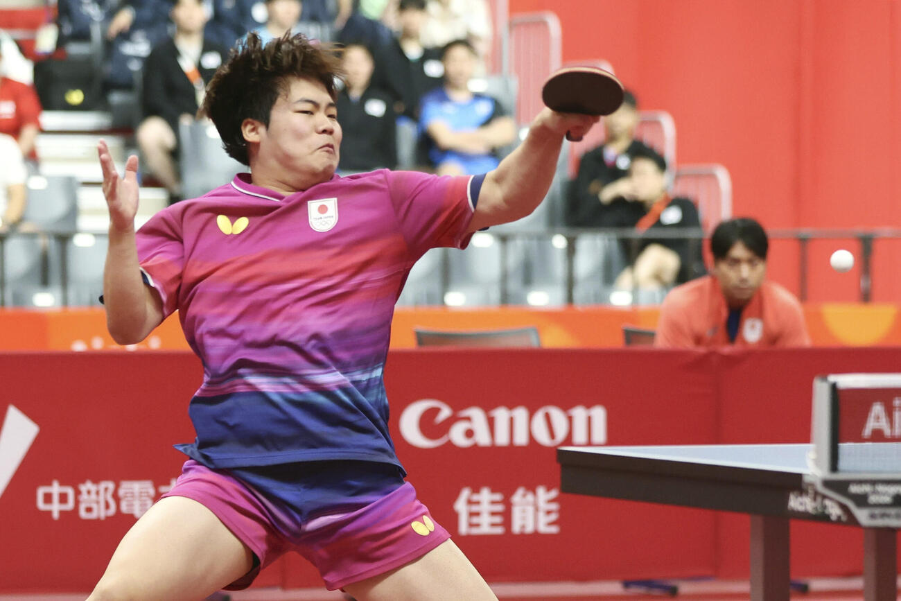 男子シングルス準々決勝　中国選手と対戦する松島輝空＝豊田市総合体育館（共同）
