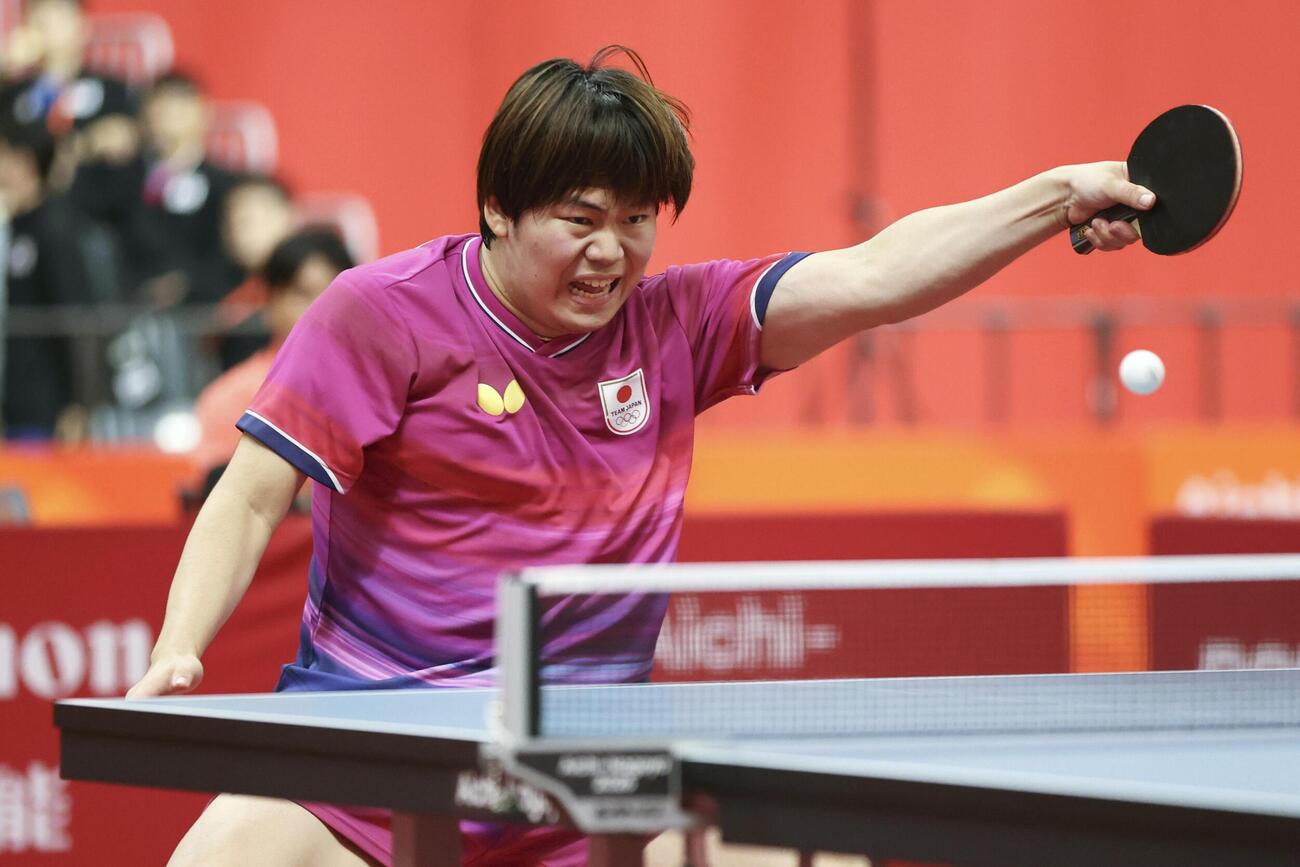 男子シングルス準々決勝　中国選手と対戦する松島輝空＝豊田市総合体育館（共同）