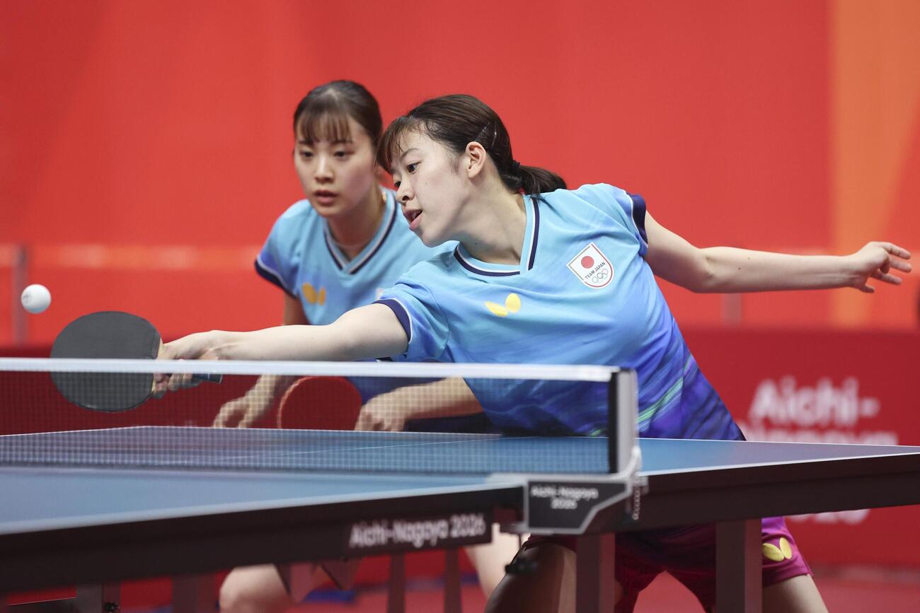 女子ダブルス準々決勝　中国ペアと対戦する面手凜（右）、長崎美柚組＝豊田市総合体育館（共同）